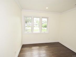 16 Lincoln Drive, Oakdale NY 11769