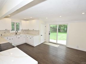 16 Lincoln Drive, Oakdale NY 11769