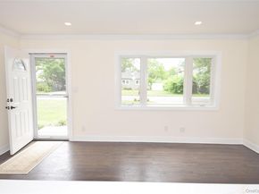 16 Lincoln Drive, Oakdale NY 11769