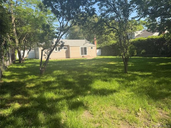 16 Lincoln Drive, Oakdale NY 11769