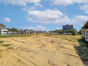 187 Sequams Lane Center, West Islip NY 11795