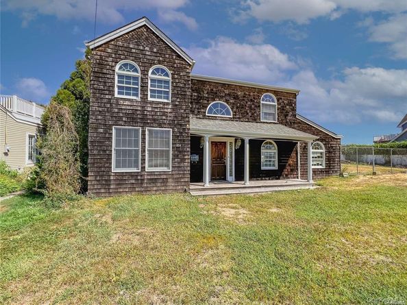 187 Sequams Lane Center, West Islip NY 11795