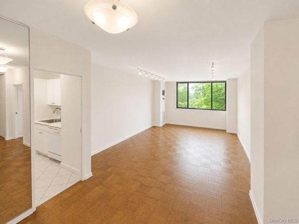 27010 Grand Central Parkway 4M, Floral Park NY 11005