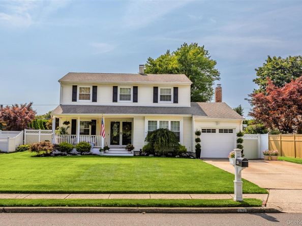 334 Greenbelt Parkway, Holtsville NY 11742