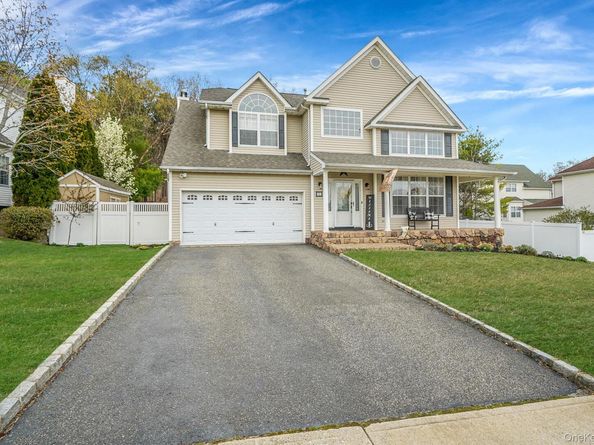52 Shady View Crossing, Manorville NY 11949