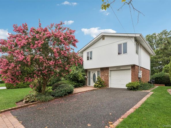 1939 Leonard Lane, Merrick NY 11566