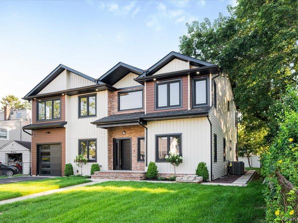 112 Old Oak Lane, Levittown NY 11756