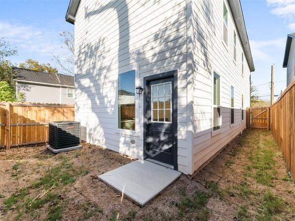 501 N Moore Street , Dallas Texas 75203