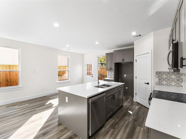 501 N Moore Street , Dallas Texas 75203