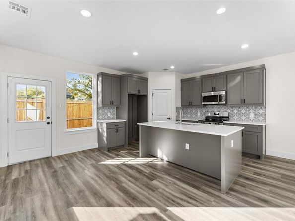 501 N Moore Street , Dallas Texas 75203