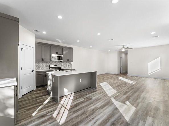 501 N Moore Street , Dallas Texas 75203