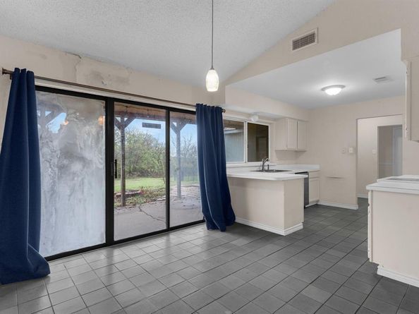 2230  Country Oaks Drive , Garland Texas 75040