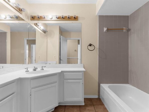 2230  Country Oaks Drive , Garland Texas 75040