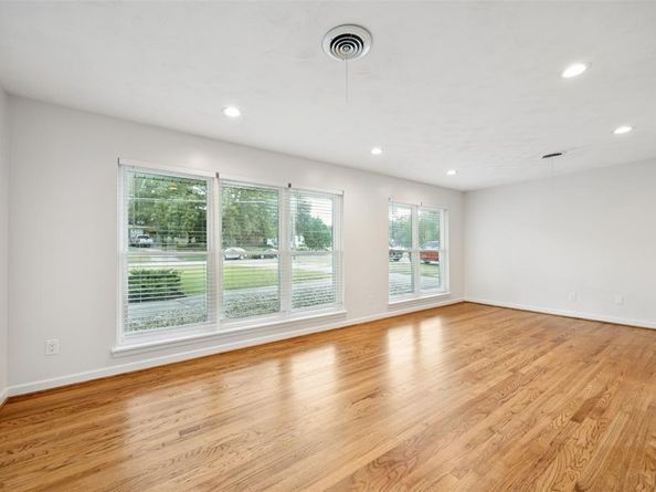 2039  Elmwood Boulevard , Dallas Texas 75224