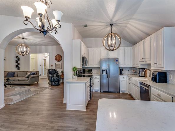 1217  Banks Street , River Oaks Texas 76114