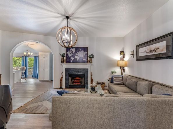 1217  Banks Street , River Oaks Texas 76114