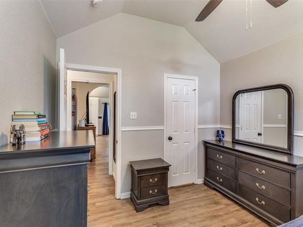 1217  Banks Street , River Oaks Texas 76114