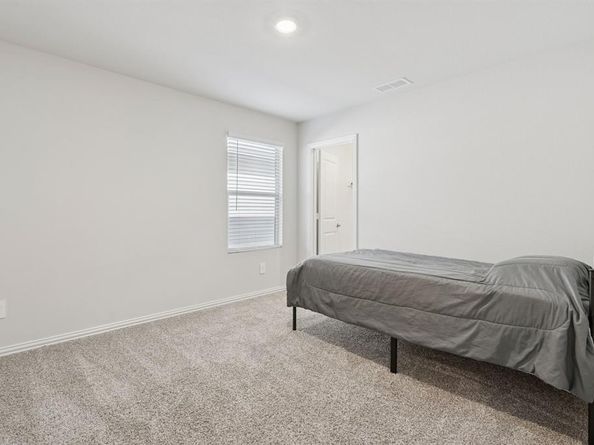 2621  Gateway Avenue , Corinth Texas 76210