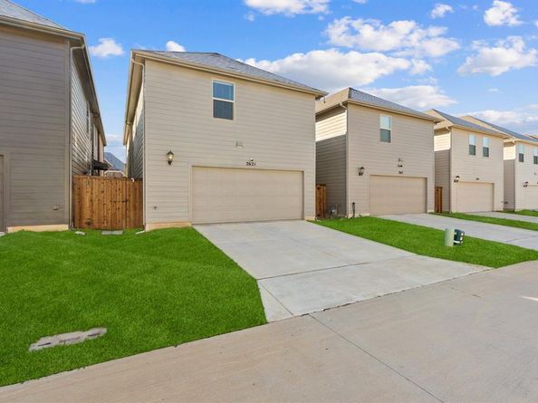 2621  Gateway Avenue , Corinth Texas 76210