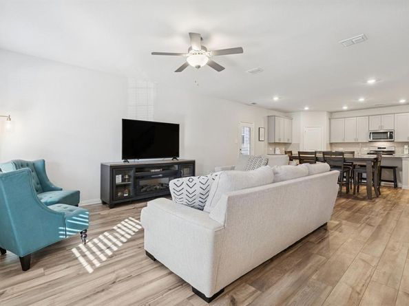 2621  Gateway Avenue , Corinth Texas 76210