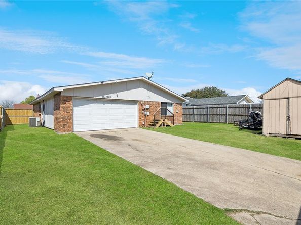 1905  Montana Trail , Grand Prairie Texas 75052