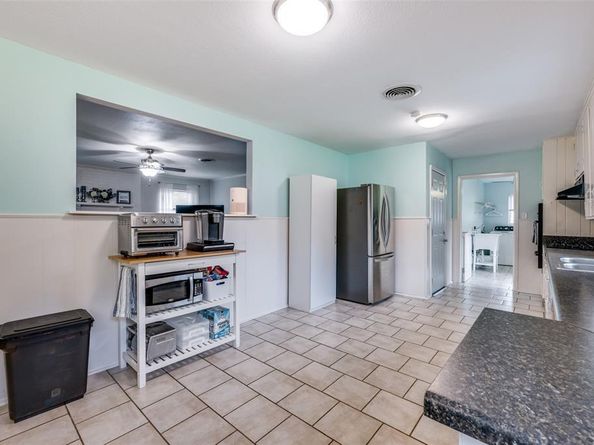 913  Ross Trail , Arlington Texas 76012