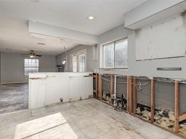 1207  Chapel Hill Drive , Mansfield Texas 76063