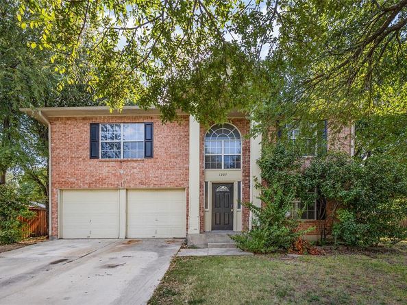 1207  Chapel Hill Drive , Mansfield Texas 76063