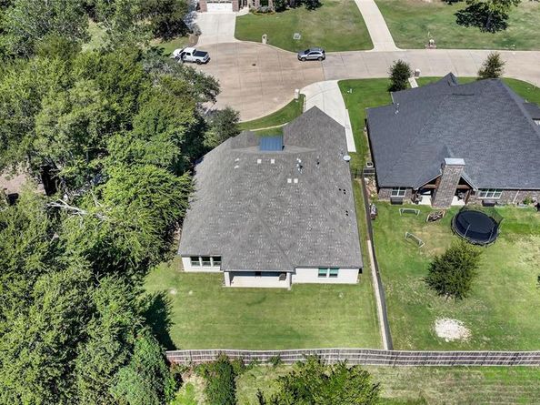 305  Familia Court , Azle Texas 76020