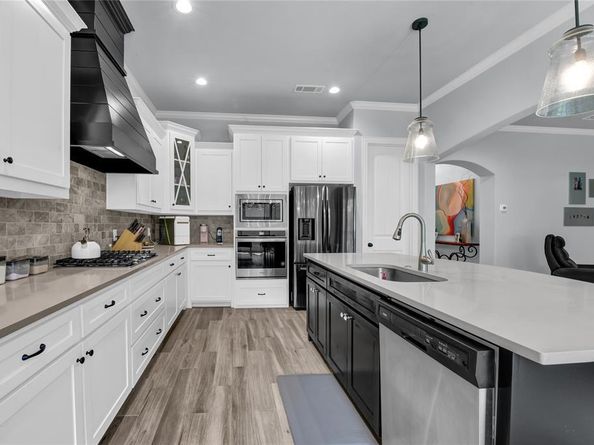 305  Familia Court , Azle Texas 76020