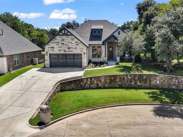 305  Familia Court , Azle Texas 76020