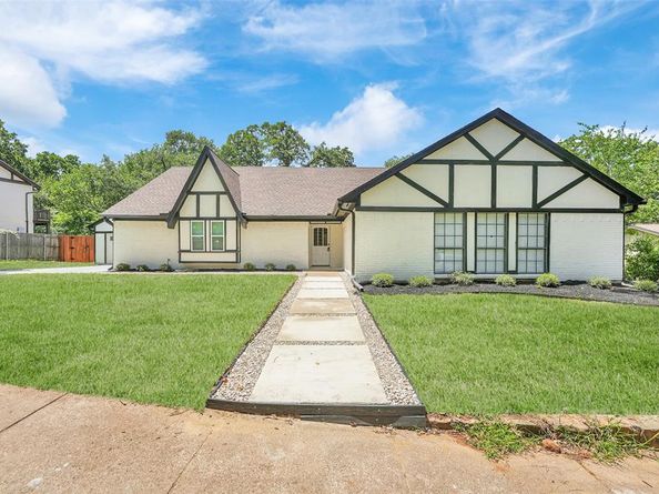 1820  Burr Oak Street , Arlington Texas 76012