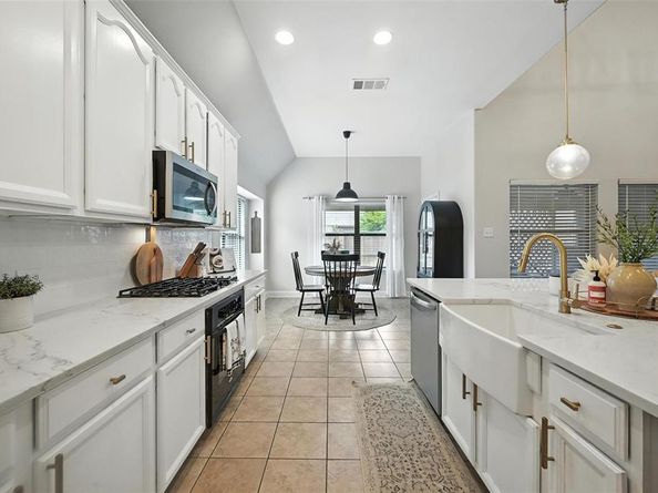 841  Branch Crossing , Lantana Texas 76226