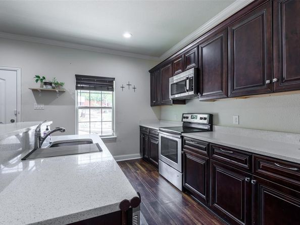 310 S Justin Avenue , Dallas Texas 75211