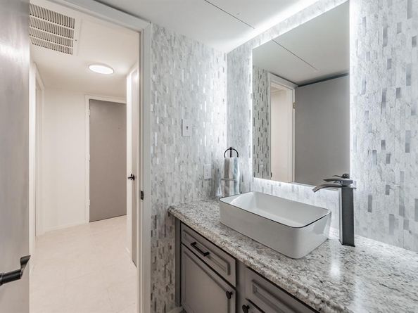 5300  Keller Springs Road  1095, Dallas Texas 75248