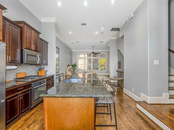 751 S Cesar Chavez Boulevard , Dallas Texas 75201