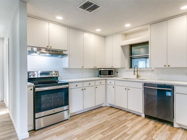 425  Ridgecrest Drive , Hurst Texas 76053