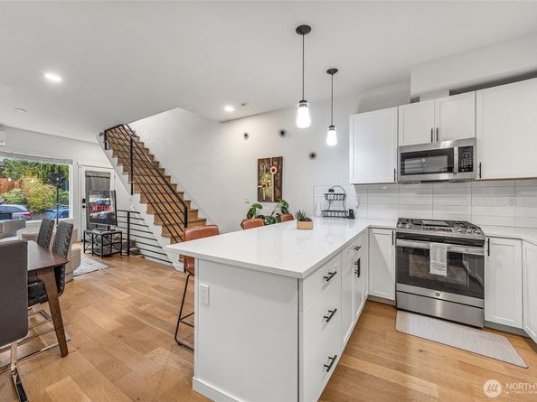5240 Brooklyn Avenue NE A, Seattle WA 98105