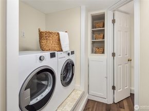 324 NE 54th Street, Seattle WA 98105