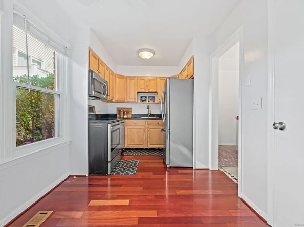 95 Columbus Place APT 6, Stamford CT 06907
