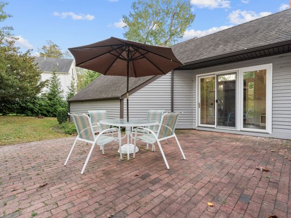 60 Winnepoge Drive, Fairfield CT 06825