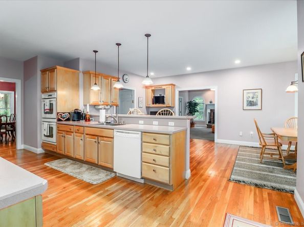 11 Emerald Ridge Court, Shelton CT 06484
