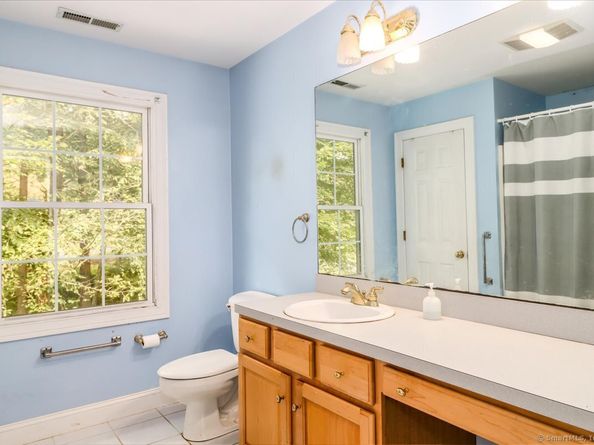 11 Emerald Ridge Court, Shelton CT 06484