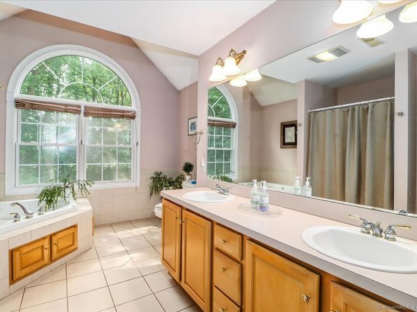 11 Emerald Ridge Court, Shelton CT 06484