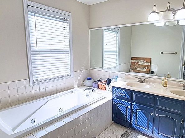 162 Colonial Road Apt 1, Stamford CT 06906