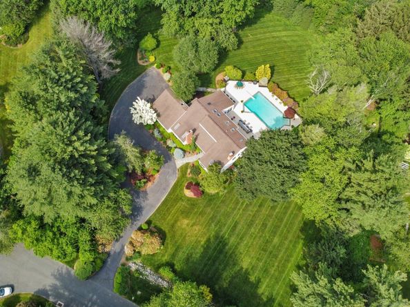 8 Hedgerow Common, Weston CT 06883