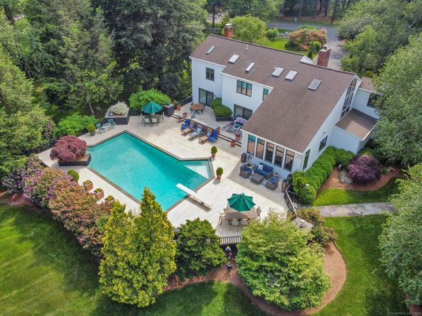8 Hedgerow Common, Weston CT 06883