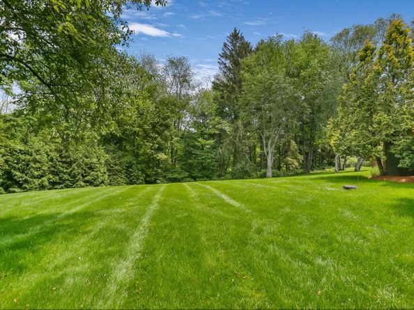 8 Hedgerow Common, Weston CT 06883