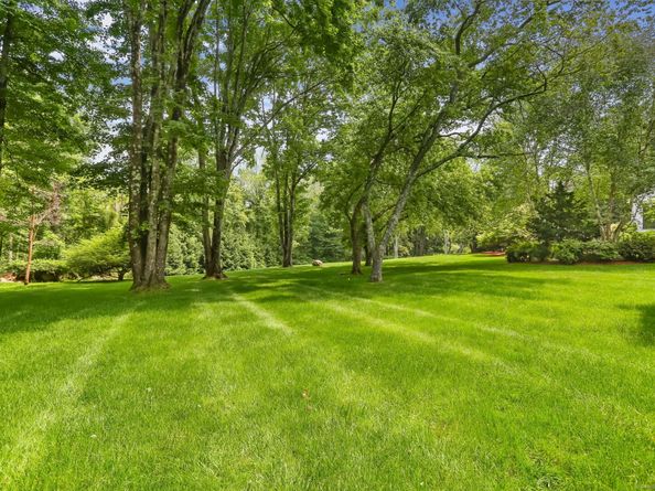 8 Hedgerow Common, Weston CT 06883