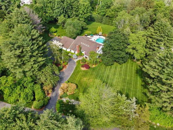 8 Hedgerow Common, Weston CT 06883